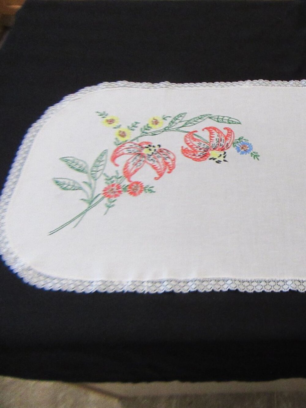 #7 Table Runner Embroidered - Picture 3 of 9